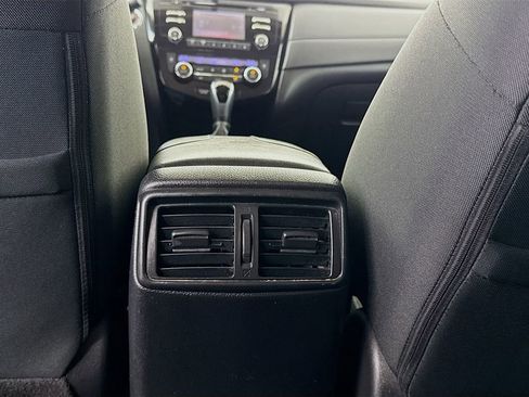 Used 2017 Nissan Rogue SV FWD image 30
