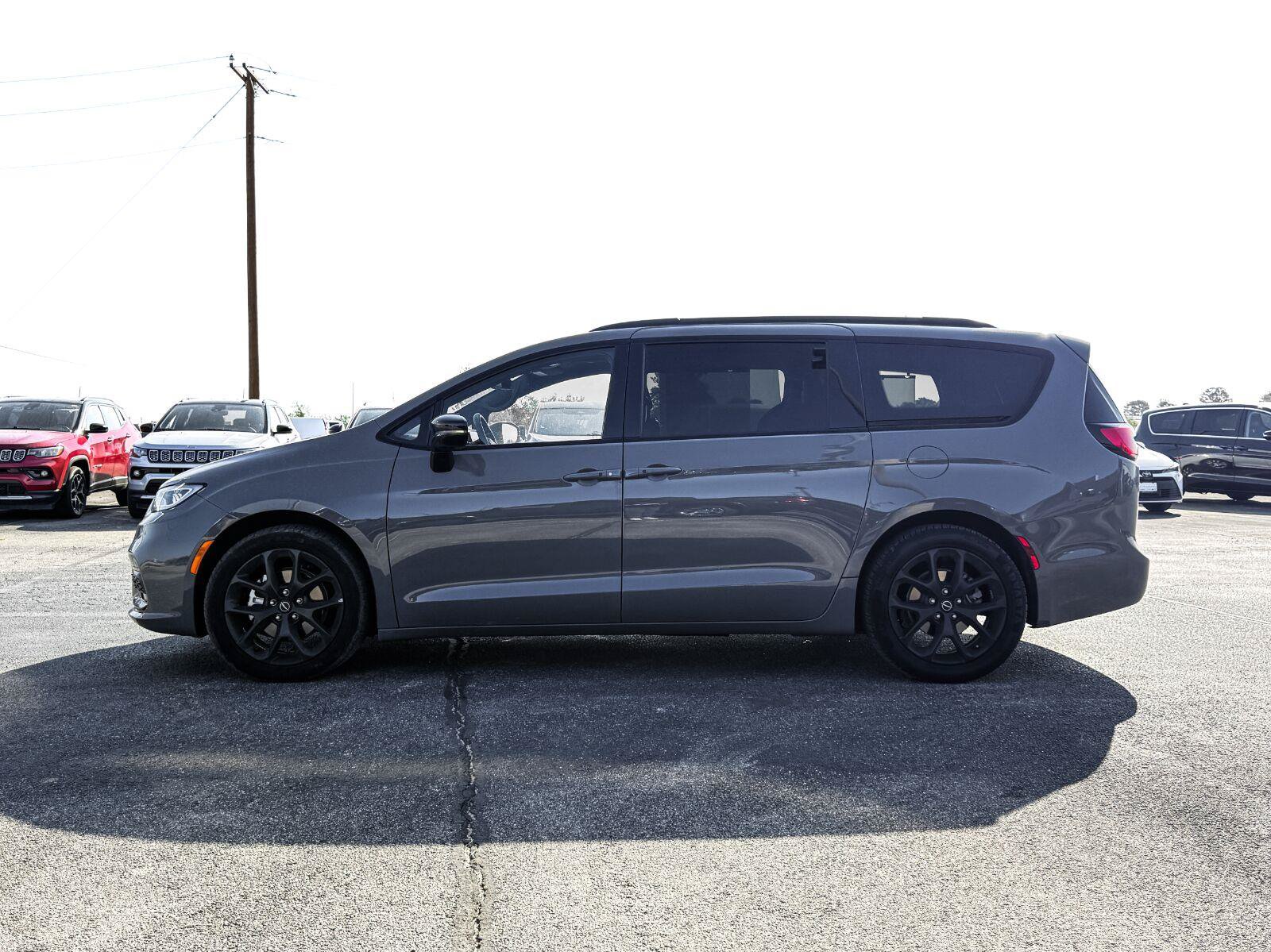 Used 2025 Chrysler Pacifica Limited FWD image 13