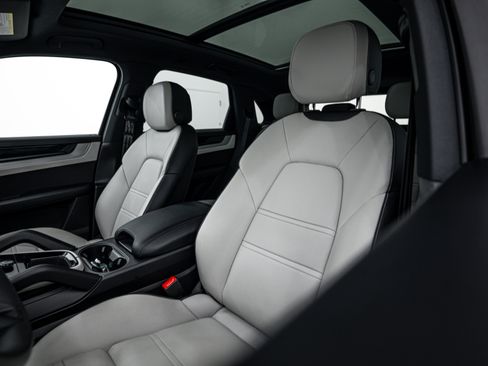 Certified 2025 Porsche Cayenne S AWD/4WD image 21