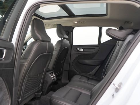 Used 2025 Volvo XC40 B5 Plus AWD/4WD image 18