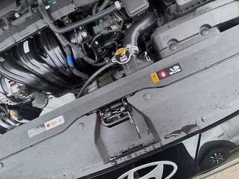 New 2026 Hyundai Elantra Limited FWD image 32
