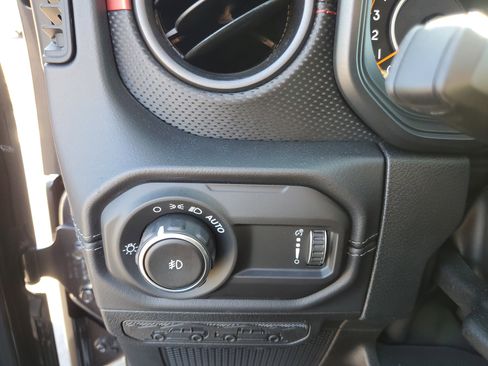 Used 2025 Jeep Wrangler Unlimited Rubicon w/ Convenience Group AWD/4WD image 22