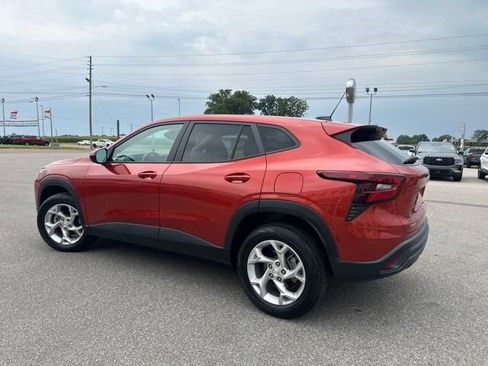 Used 2024 Chevrolet Trax LS w/ LS Convenience Package FWD image 24
