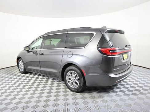 Used 2022 Chrysler Pacifica Touring-L FWD image 4