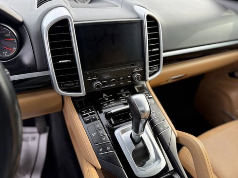 Used 2017 Porsche Cayenne Platinum Edition w/ Premium Package (PJV) image 18