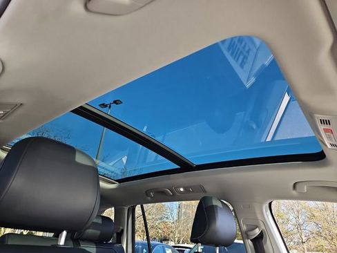 Used 2023 Volkswagen Tiguan SE w/ Panoramic Sunroof Package image 21