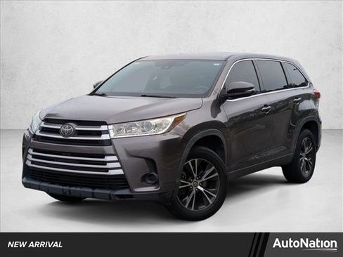 Used 2019 Toyota Highlander LE image 1