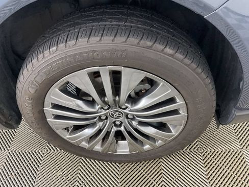 Used 2024 Toyota Venza XLE AWD/4WD image 11