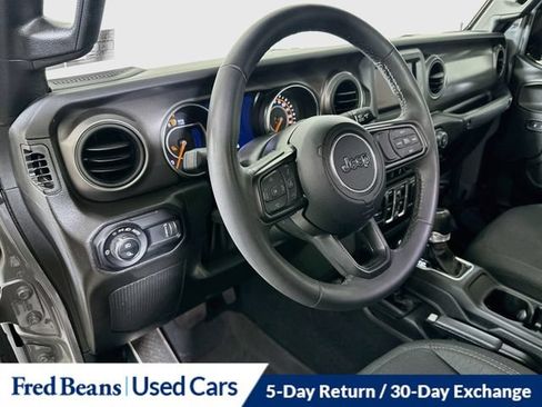 Used 2023 Jeep Gladiator Sport AWD/4WD image 13