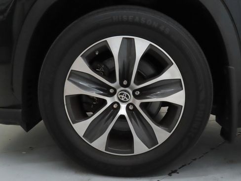 Used 2022 Toyota Highlander XLE AWD/4WD image 29
