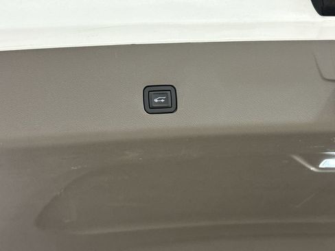 Used 2021 Chevrolet Traverse Premier image 29