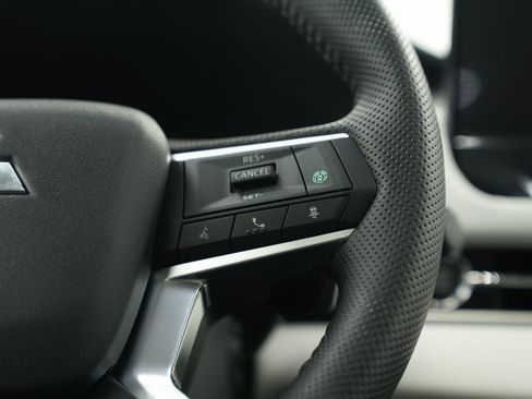 New 2025 Mitsubishi Outlander SE image 28