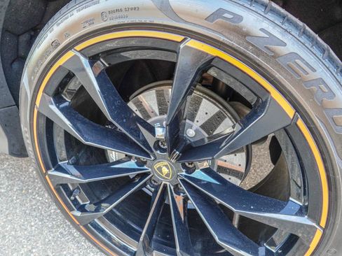 Used 2022 Lamborghini Urus AWD/4WD image 29