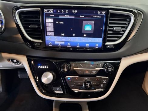 Used 2024 Chrysler Pacifica Touring-L FWD image 22