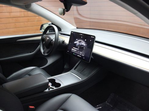 Used 2023 Tesla Model Y Long Range image 37