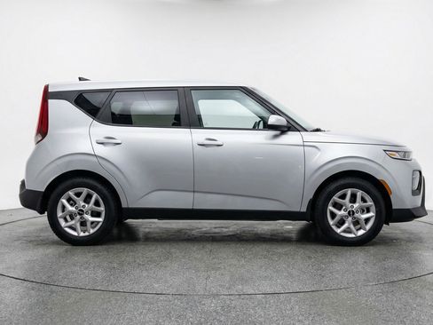 Used 2025 Kia Soul LX w/ LX Technology Package image 11