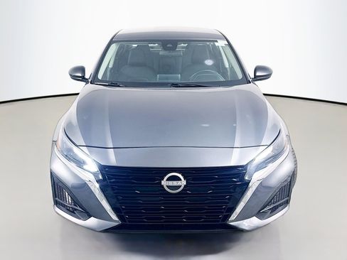 Used 2025 Nissan Altima 2.5 SV FWD image 2