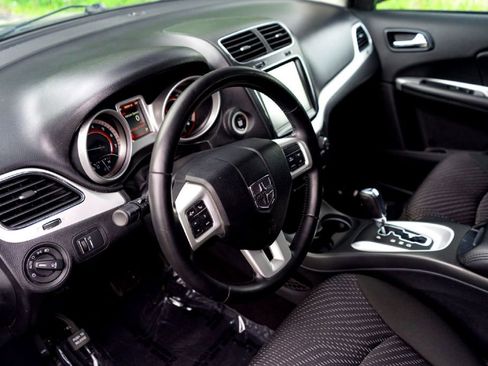 Used 2019 Dodge Journey SE FWD image 8