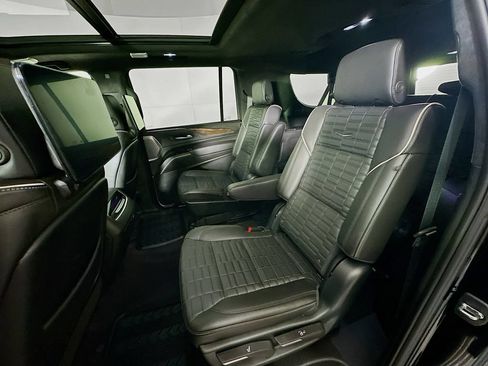 Used 2023 Cadillac Escalade ESV Premium Luxury Platinum AWD/4WD image 29