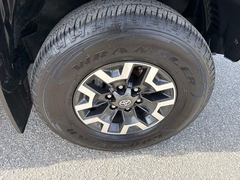 Certified 2022 Toyota Tacoma TRD Off-Road image 10