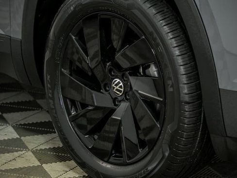 Certified 2025 Volkswagen Atlas SE w/ Black Wheel Package image 3