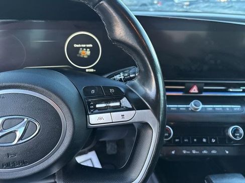 Used 2022 Hyundai Elantra Limited image 19