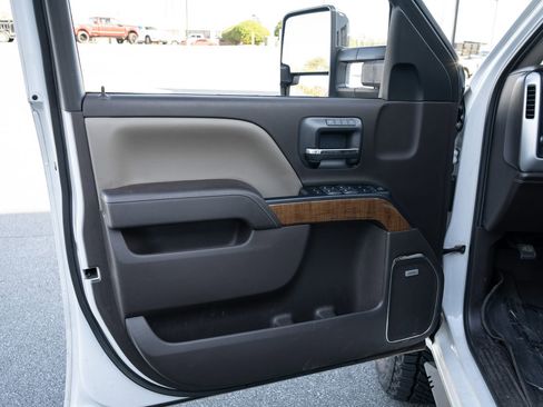 Used 2018 GMC Sierra 1500 SLT image 16