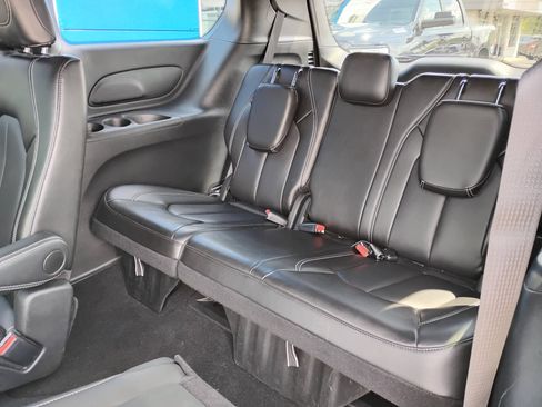 Used 2025 Chrysler Pacifica Select FWD image 27