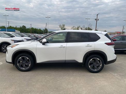 Used 2024 Nissan Rogue SV FWD image 4