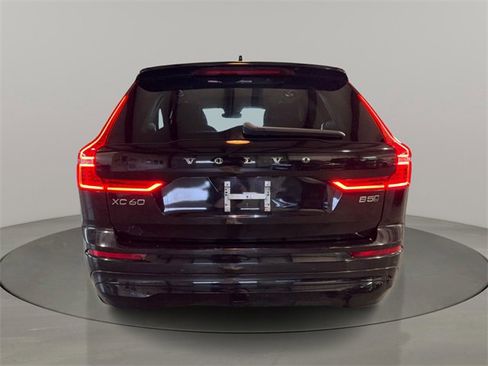 Used 2022 Volvo XC60 B5 Momentum image 6