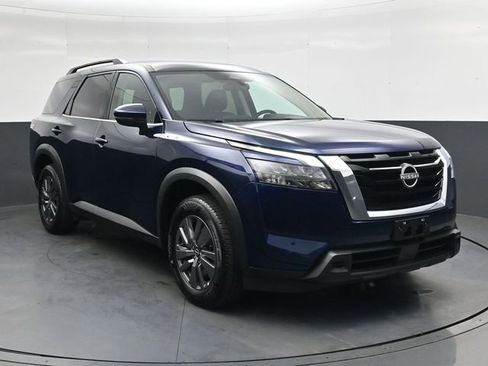 Used 2025 Nissan Pathfinder SV FWD image 2