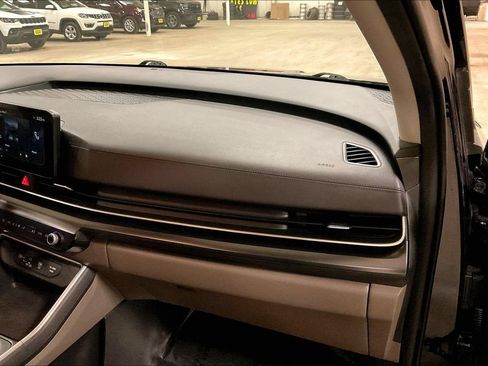 Used 2025 Kia Carnival FWD image 15