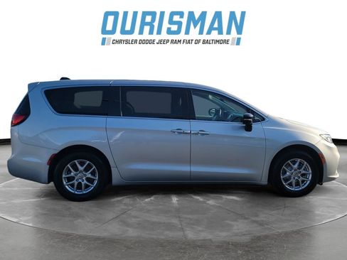 Used 2024 Chrysler Pacifica Touring-L FWD image 7