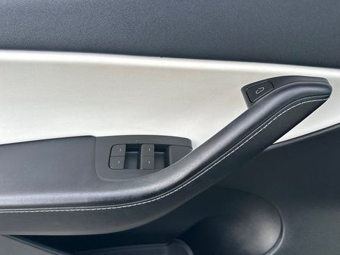 Used 2021 Tesla Model Y Long Range image 8