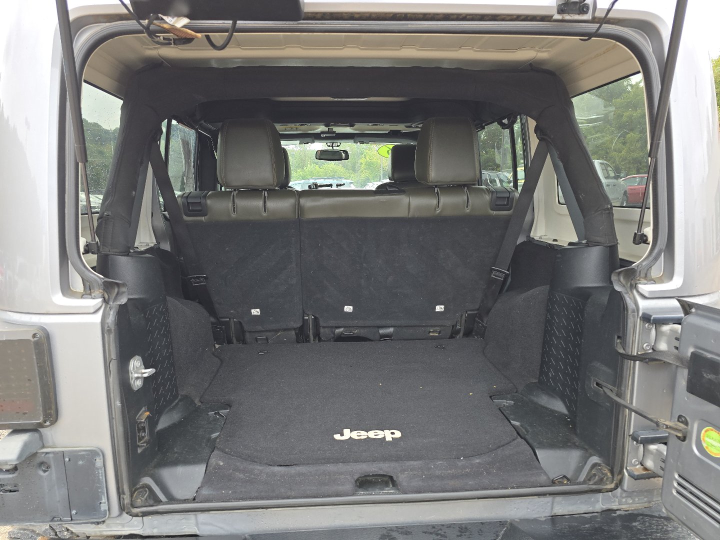 Used 2016 Jeep Wrangler Unlimited Sahara w/ Connectivity Group AWD/4WD image 19