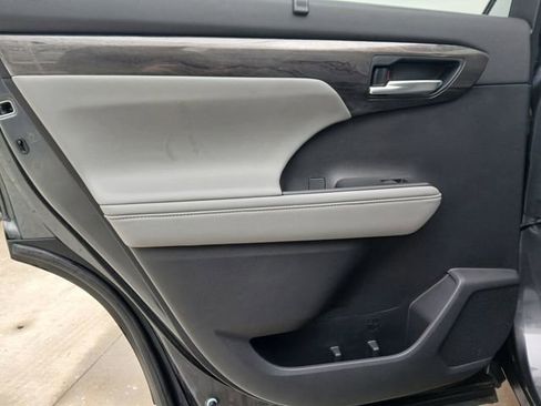 Used 2020 Toyota Highlander Platinum image 16