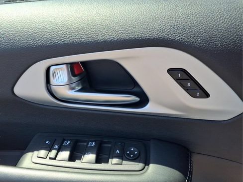 Used 2025 Chrysler Pacifica Limited FWD image 15