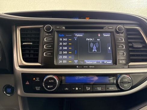 Used 2019 Toyota Highlander XLE image 19