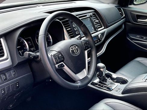 Used 2019 Toyota Highlander XLE FWD image 18