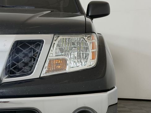 Used 2010 Nissan Frontier SE RWD image 11
