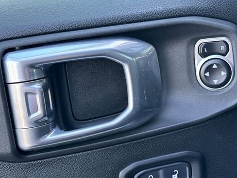 Used 2021 Jeep Wrangler Unlimited Rubicon image 12