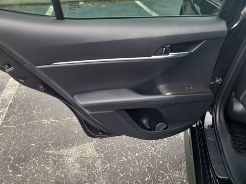 Used 2022 Toyota Camry SE image 11