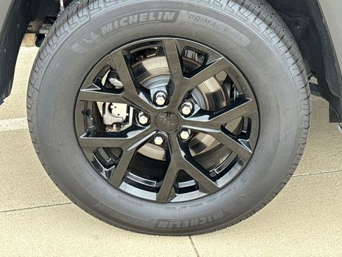 Used 2024 Jeep Grand Cherokee Altitude image 9