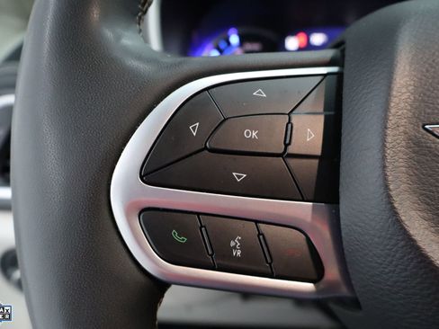 Used 2024 Chrysler Pacifica Select image 16