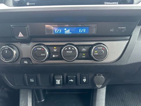 Used 2022 Toyota Tacoma TRD Off-Road image 17