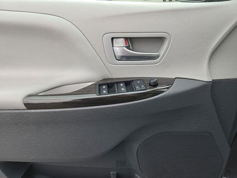 Used 2018 Toyota Sienna XLE image 14