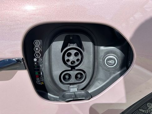 Used 2025 Porsche Taycan image 35