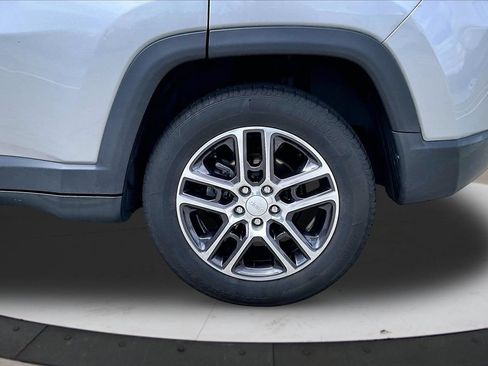 Used 2019 Jeep Compass Latitude FWD image 34