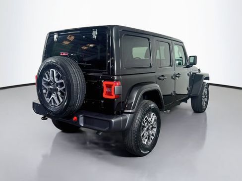 Used 2025 Jeep Wrangler Unlimited Sahara AWD/4WD image 19