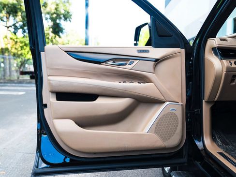Used 2018 Cadillac Escalade Platinum RWD image 15